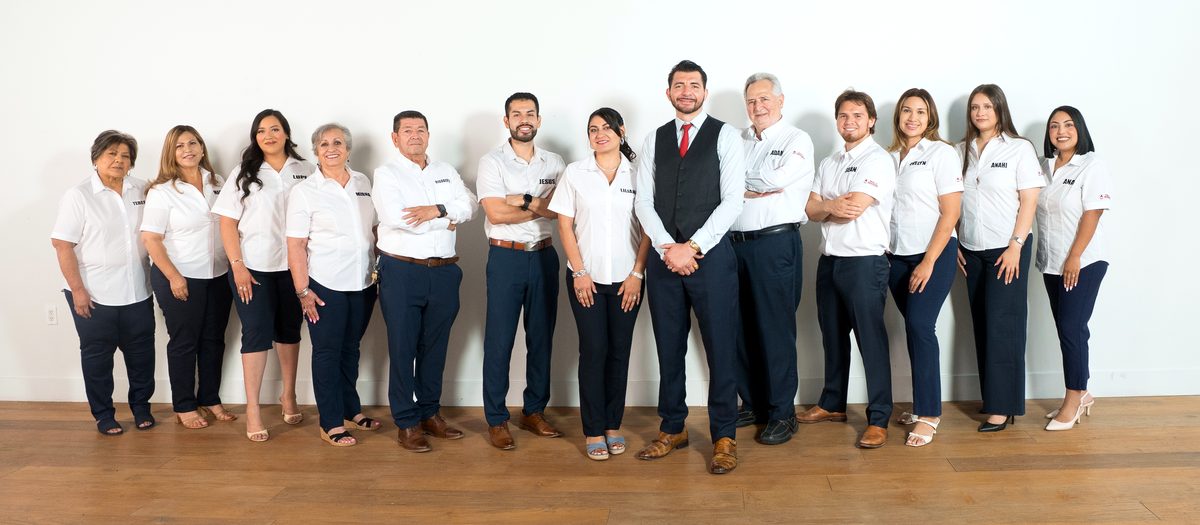 The full Cesar & Associates team. Todo el equipo de Cesar & Associates